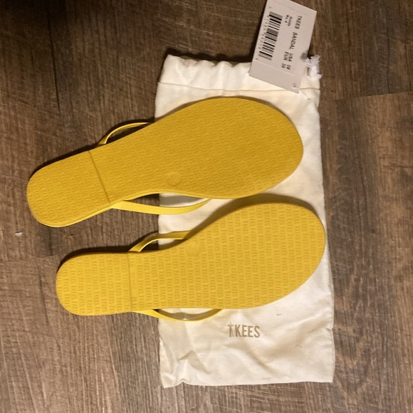 TKEES Yellow flip flops/ New with tags - Picture 2 of 4
